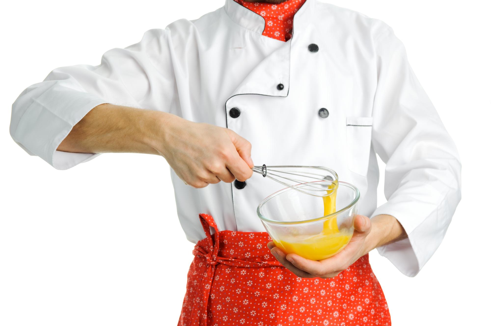 Chef che prepara un piatto rustico