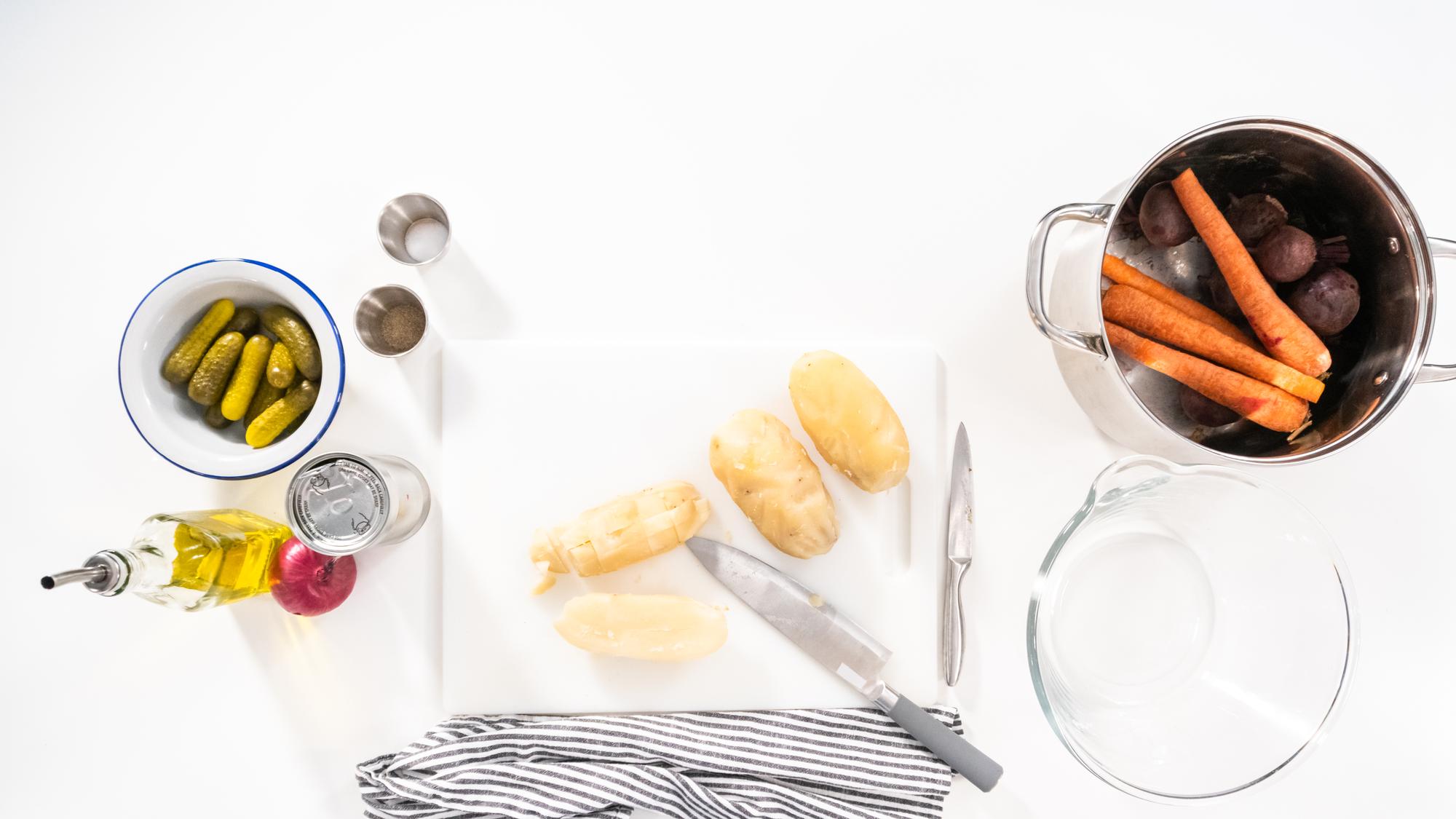 Set di pentole e ingredienti organizzati per le lezioni